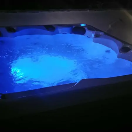 Vacation Toma With Private Outdoor Jacuzzi Donje Selo na Solti